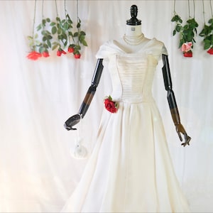 Traumhaftes 1950er Chiffon Brautkleid creme-weiß mit roter Rose XS