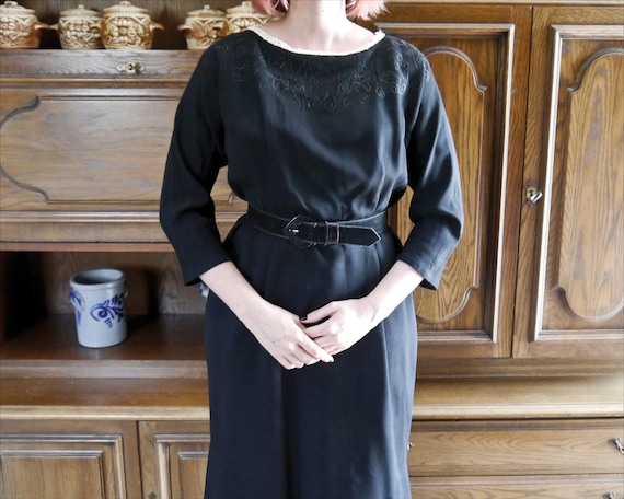 Vintage 40s-50s Black sheath dress with embroider… - image 3