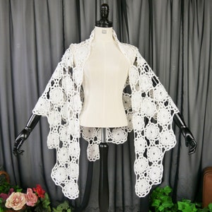 Vintage handmade triangular shawl shawl floral pattern white crocheted