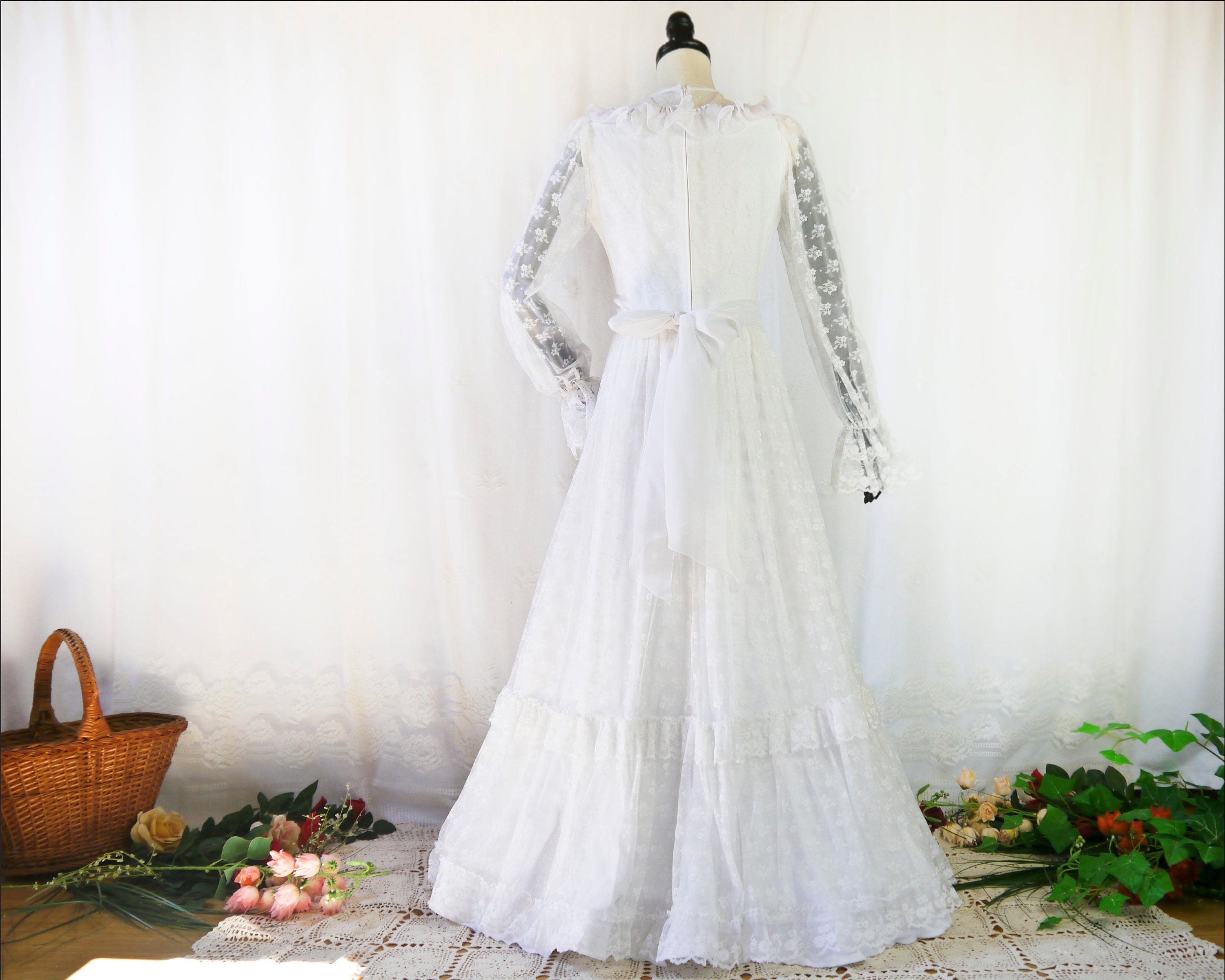 ヴィンテージ　ウェディングドレス Vintage 1975 White Wedding Dress Lace XS-S - Etsy