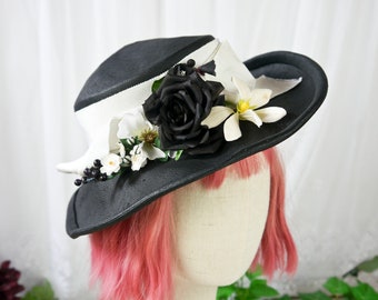 chapeau de paille noir vintage des années 70 80 avec arrangement floral