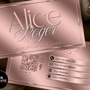 Op de afbeelding: Een roosgoudkleurige visitekaartje met de naam "Alice Roger" en de tekst "MAKEUP | LASHES | HAIR". De kaart bevat ook een QR-code, social media-pictogrammen, een telefoonnummer, een e-mailadres, een website-adres en een fysiek adres.