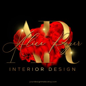 Puede incluir: Letras doradas "AR" con un efecto de humo rojo detrás de ellas. El texto "Alice Roger Interior Design" está debajo de las letras, y el sitio web "yourdesignmate.etsy.com" está en la parte inferior.