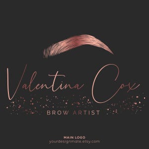Może przedstawiać: Logo dla stylistki brwi o imieniu Valentina Cox. Logo przedstawia kształt brwi w kolorze różowego złota na tle różowego złotego brokatu i tekst "Brow Artist" w kolorze różowego złota.