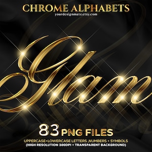 Pode incluir: 83 arquivos PNG de letras, números e símbolos do alfabeto cromado em um acabamento metálico dourado com um efeito brilhante. As letras estão em uma fonte cursiva e são colocadas sobre um fundo preto. O texto "CHROME ALPHABETS" e "yourdesignmate.etsy.com" estão na parte superior da imagem. O texto "83 PNG FILES" está no centro da imagem. O texto "UPPERCASE+LOWERCASE LETTERS, NUMBERS + SYMBOLS" está abaixo do texto "83 PNG FILES". O texto "(HIGH RESOLUTION 300DPI + TRANSPARENT BACKGROUND)" está abaixo do texto "UPPERCASE+LOWERCASE LETTERS, NUMBERS + SYMBOLS".