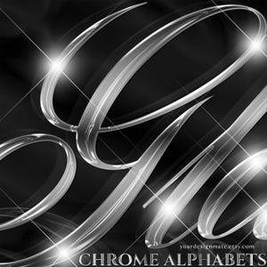 Op de afbeelding: Chrome alfabetletters in een gestileerd lettertype met een glanzende, metalen afwerking. De letters zijn geplaatst tegen een zwarte achtergrond met een subtiele gradiënt. De letters zijn reflecterend en hebben een 3D-effect.
