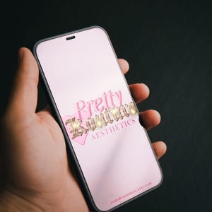 Pode incluir: Uma capa de telefone rosa e dourada com o texto "Pretty Couture Aesthetics" e o site "yourdesignmate.etsy.com".