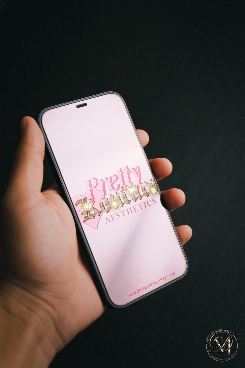 Pode incluir: Uma capa de telefone rosa e dourada com o texto "Pretty Couture Aesthetics" e o site "yourdesignmate.etsy.com".