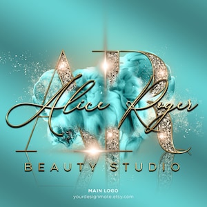 Puede incluir: Letras doradas con purpurina "AR" con un contorno dorado y un fondo turquesa. El texto "Alice Roger Beauty Studio" está debajo de las letras. El texto "Main Logo" y una dirección de sitio web están en la parte inferior de la imagen.