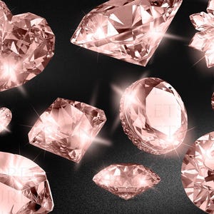 K&ouml;nnte beinhalten: Eine Sammlung rosafarbener Diamantenformen, darunter Herzen, Ovale und facettierte Schnitte, funkeln vor einem dunklen Hintergrund. Die Edelsteine variieren in Gr&ouml;&szlig;e und Design, wobei sich das Licht auf ihren Oberfl&auml;chen spiegelt.