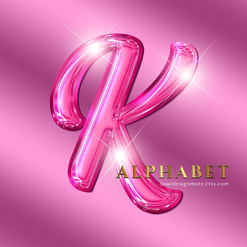 K&ouml;nnte beinhalten: Ein gl&auml;nzender, pinkfarbener Buchstabe "K" mit einem reflektierenden 3D-Effekt, vor einem rosa Farbverlaufshintergrund. Das Wort "ALPHABET" steht in goldfarbenen Buchstaben darunter, mit einer Website-Adresse.