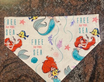 Pañuelo reversible para mascotas elaborado con diseño de la Princesa Ariel / Se desliza sobre el collar / Hecho a mano a pedido / Lavable