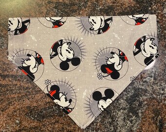 Pañuelo reversible para mascotas / Se desliza sobre el collar / Hecho con tela de Mickey y Minnie Mouse / Hecho a mano / Lavable / Varios tamaños disponibles