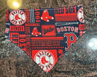 Pañuelo reversible para mascotas / Hecho con tela Boston Red Sox / Se desliza sobre el cuello / Hecho a mano / Hecho a pedido