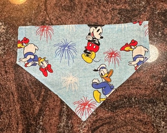 Pañuelo reversible para mascotas / Hecho con tela del 4 de julio de Mickey y Minnie / Hecho a pedido / Se desliza sobre el cuello / Hecho a mano