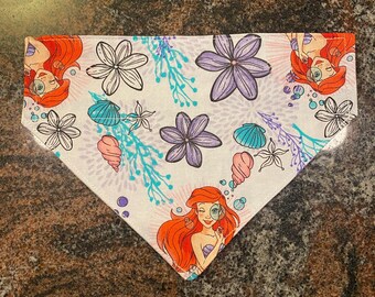 Pañuelo reversible para mascotas elaborado con diseño de la Princesa Ariel / Se desliza sobre el collar / Hecho a mano a pedido / Lavable