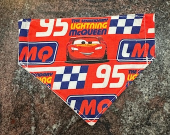 Pañuelo reversible para mascotas / Se desliza sobre el collar / Fabricado con tela de Rayo McQueen / Hecho a mano / Lavable / Hecho a pedido