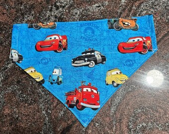 Bandana reversible para mascotas / Se desliza sobre el collar / Fabricada con tela de Cars / Hecha a mano / Lavable / Hecha a pedido