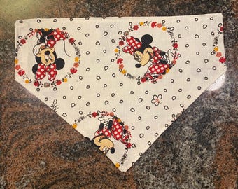 Pañuelo reversible para mascotas / Se desliza sobre el collar / Hecho con tela de Minnie Mouse / Hecho a mano / Lavable / Varios tamaños disponibles