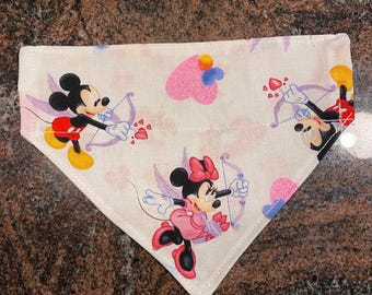 Pañuelo reversible para mascotas / Se desliza sobre el collar / Hecho con tela de Mickey y Minnie Mouse / Hecho a mano / Lavable / Hecho a pedido