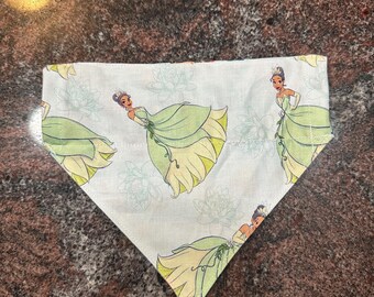 Pañuelo reversible para mascotas elaborado con diseño de la Princesa Tiana / Se desliza sobre el collar / Hecho a mano a pedido / Lavable