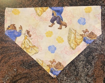 Bandana reversible para mascotas elaborada con diseño de La Bella y la Bestia / Se desliza sobre el collar / Hecha a mano a pedido / Lavable