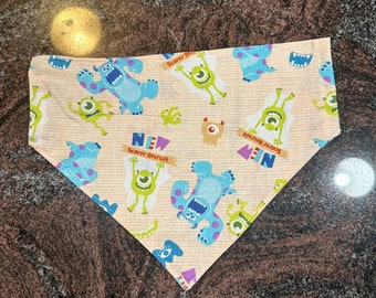 Pañuelo reversible para mascotas / Hecho con tela Monster's Inc / Hecho a pedido / Se desliza sobre el cuello / Hecho a mano