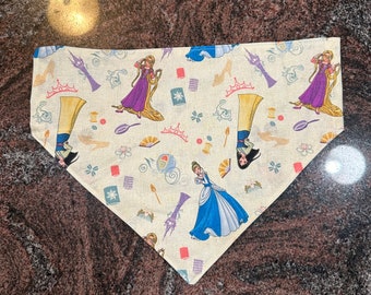 Pañuelo reversible para mascotas / Hecho con tela Princesas Disney / Hecho a mano a pedido / Lavable / Múltiples tamaños disponibles