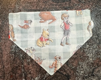 Pañuelo reversible para mascotas / Hecho con tela de Winnie the Pooh / Hecho a mano a pedido / Lavable / Múltiples tamaños disponibles