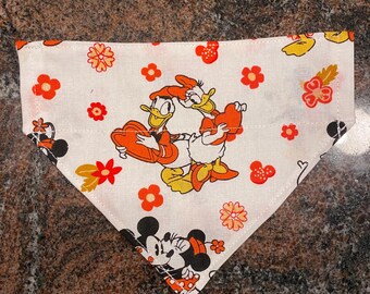 Pañuelo reversible para mascotas / Se desliza sobre el collar / Hecho con tela de Donald, Daisy, Mickey y Minnie / Hecho a mano / Lavable / Hecho a pedido