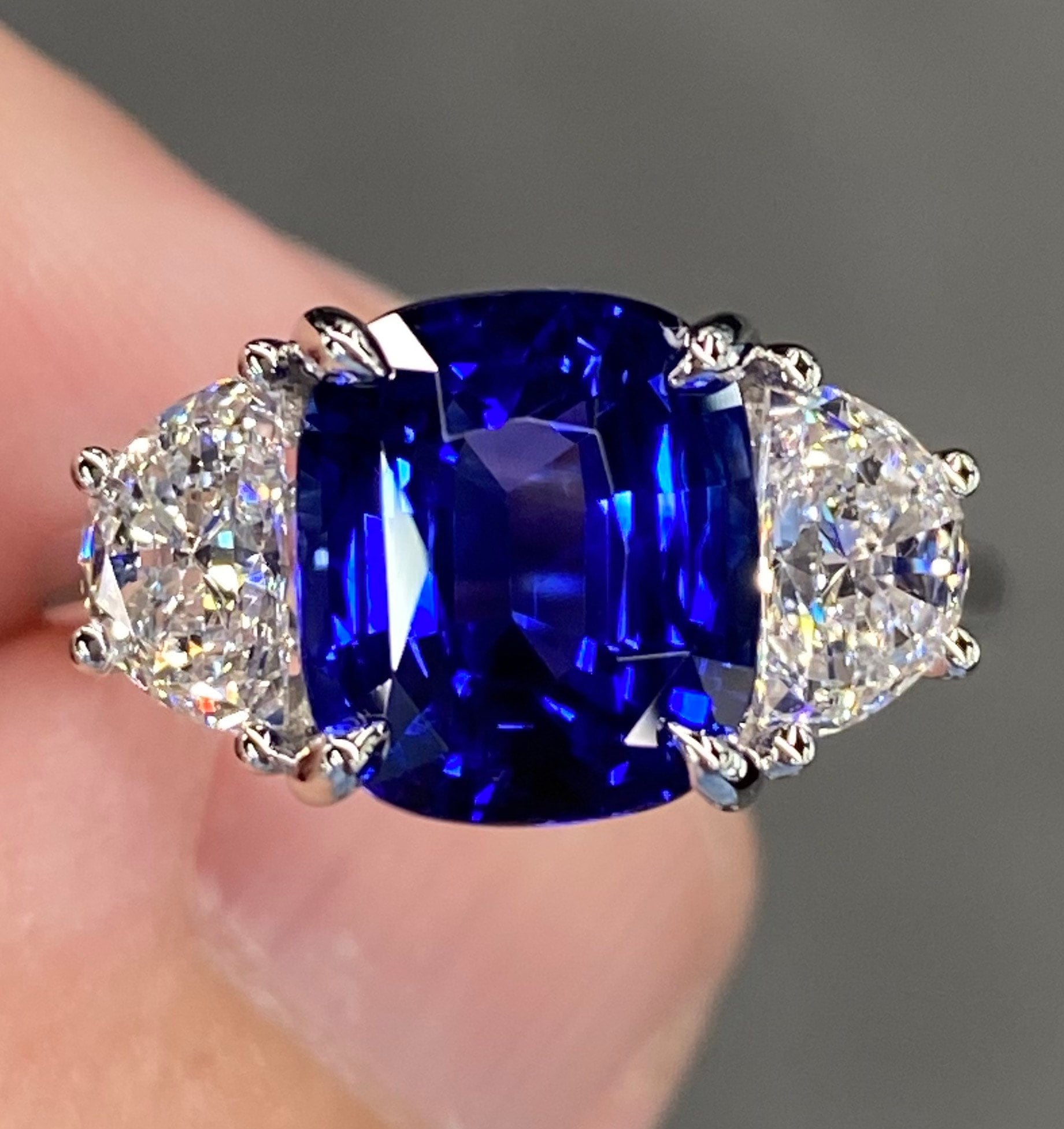 Excepcional anillo de platino con zafiro azul real GIA de 6,2 quilates y diamantes D VVS, con tres piedras de media luna en talla cojín