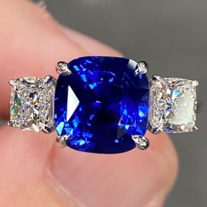 Exceptional Flawless GIA 6.7 Ctw Royal Blue Ceylon Sapphire & E VS Diamond Platinum Ring Cushion Three Stone