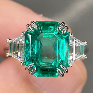 Exceptional AGL 6.2 Ctw Vivid Green Colombian Emerald & D VVS Diamond Platinum Ring Minor Muzo Three Stone Statement Cocktail Engagement