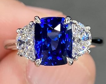Excepcional anillo de platino con zafiro azul real GIA de 4,5 quilates y diamante D VS. Anillo de compromiso de tres piedras con certificación GIA. Diseño excepcional de alta calidad.