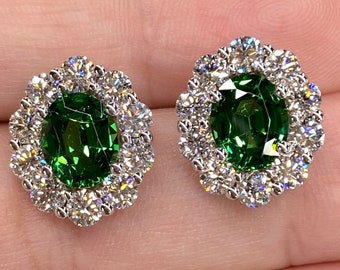 Brincos excepcionais com granada tsavorita verde vibrante de 8,3 quilates (GIA) e halo de diamantes VVS em ouro branco 18K com fecho de rosca. Ideal para aniversários e casamentos.