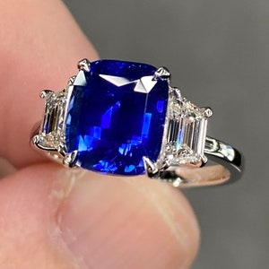 Phenomenal GIA Certified 5 Ctw Royal Blue Sapphire & DVVS Diamond ...