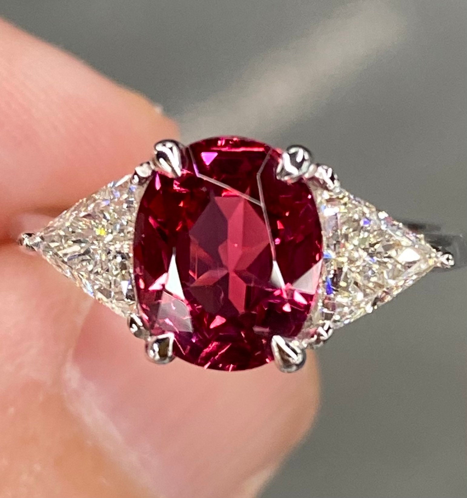 Flawless GIA 3.5 Ctw Vivid Red Mahenge Spinel & VVS Diamond