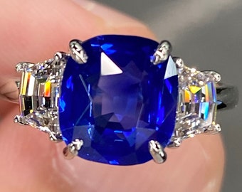 Otrolig GIA 5 karat intensiv blåklint blå Ceylon safir & D VVS diamant platina ring kudde tre stenar förlovningsring i art déco-stil med kunglig hatt