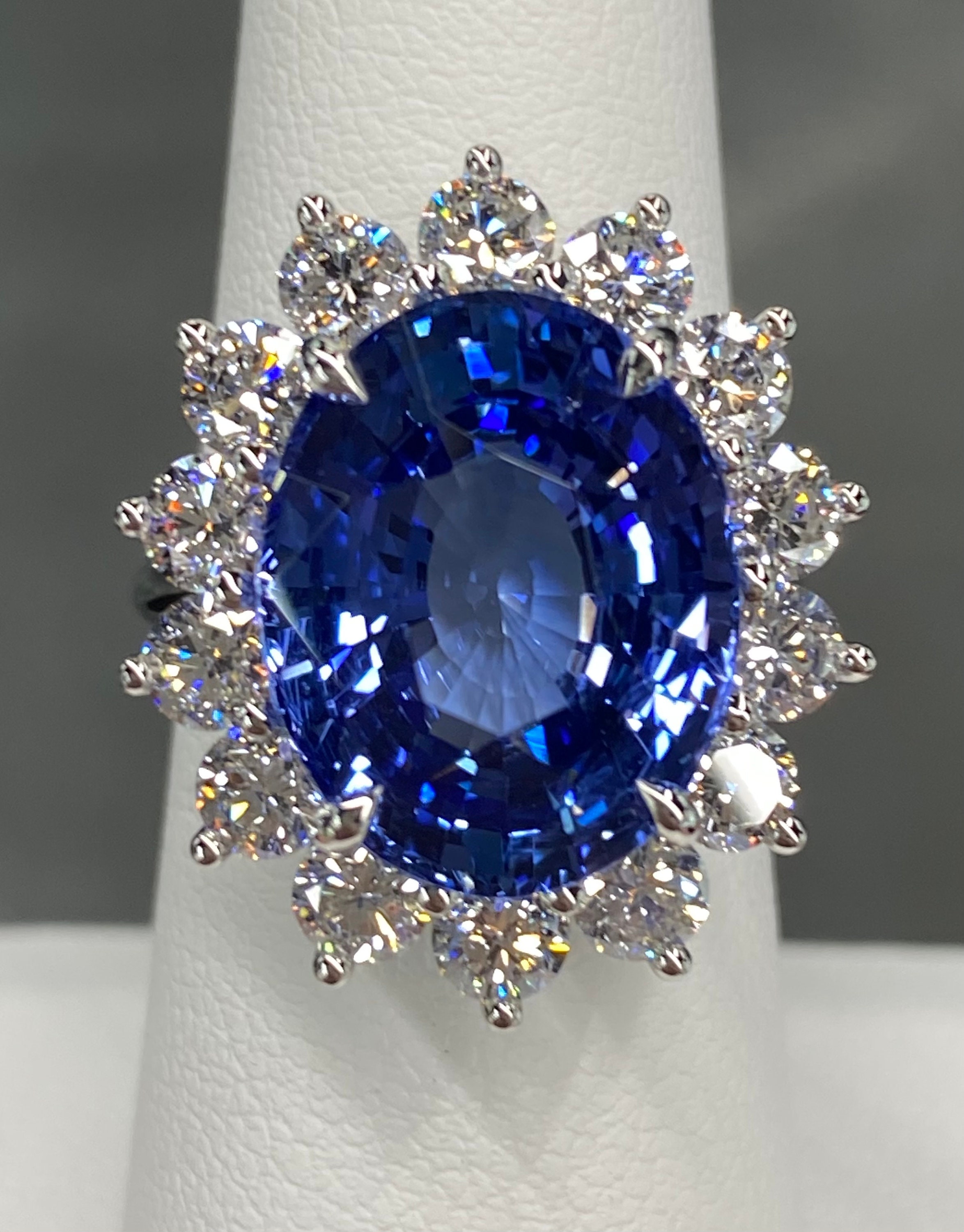 Eccezionale, impeccabile anello in platino con zaffiro blu da 14,3 carati GIA e diamante DEF VVS Halo, ovale naturale di Ceylon, ispirato alla principessa Diana.