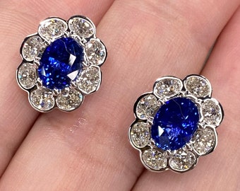 Brincos incríveis de safira azul-royal Ceilão GIA 7,3 quilates e diamante oval E VVS em ouro branco 18K com clipe de pino Halo Cluster