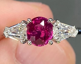 Anillo de platino con rubí rojo fresa de 2,2 quilates sin tratamiento térmico, certificado por GIA, y diamante natural VS E. Completamente nuevo.