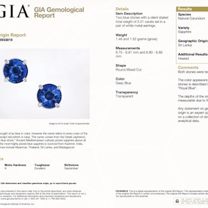 Pode incluir: Um relat&oacute;rio GIA detalha dois brincos de safira azul profunda. As pedras redondas de corte misto, com um peso total de 3,21 quilates, s&atilde;o cravejadas em metal branco. Medidas entre 6,75-6,83 mm. As pedras s&atilde;o do Sri Lanka.