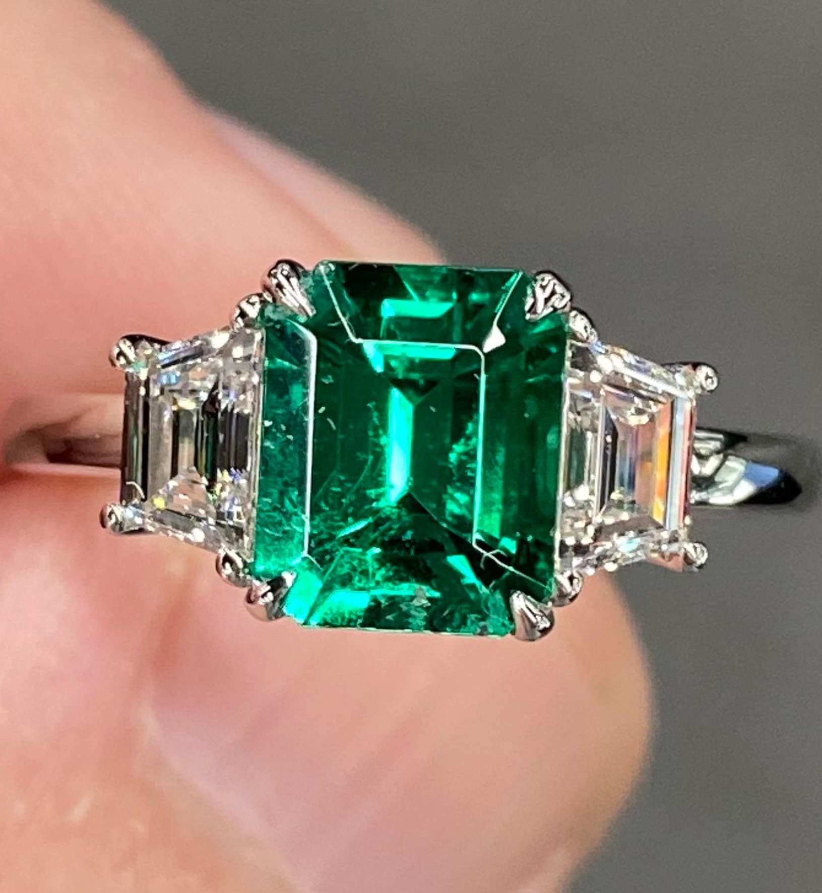 Wyjątkowy pierścionek AGL No Oil 2,3 Ctw Muzo Colombian Emerald & D VVS Diamond Platinum Vivid Green