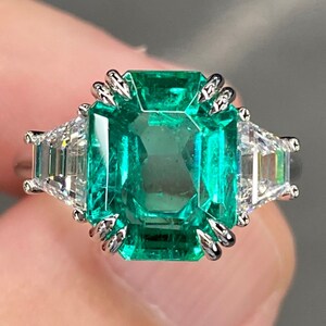Exceptional AGL 6.2 Ctw Vivid Green Colombian Emerald & D VVS Diamond ...