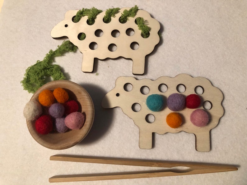 Sheep Lacing and Wool Pompom Activity bild 5