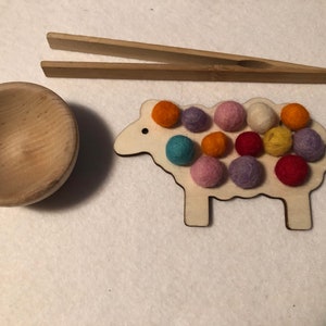 Sheep Lacing and Wool Pompom Activity bild 2