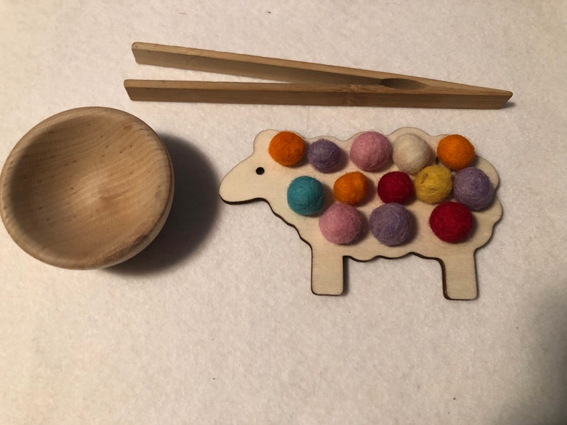 Sheep Lacing and Wool Pompom Activity bild 2