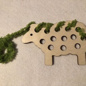 Sheep Lacing and Wool Pompom Activity bild 4
