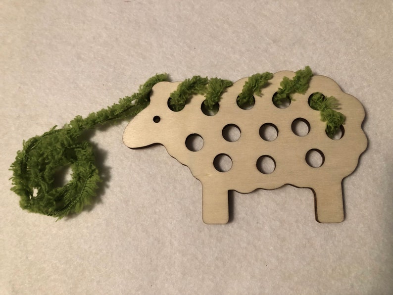 Sheep Lacing and Wool Pompom Activity bild 4