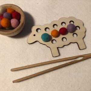 Sheep Lacing and Wool Pompom Activity bild 6